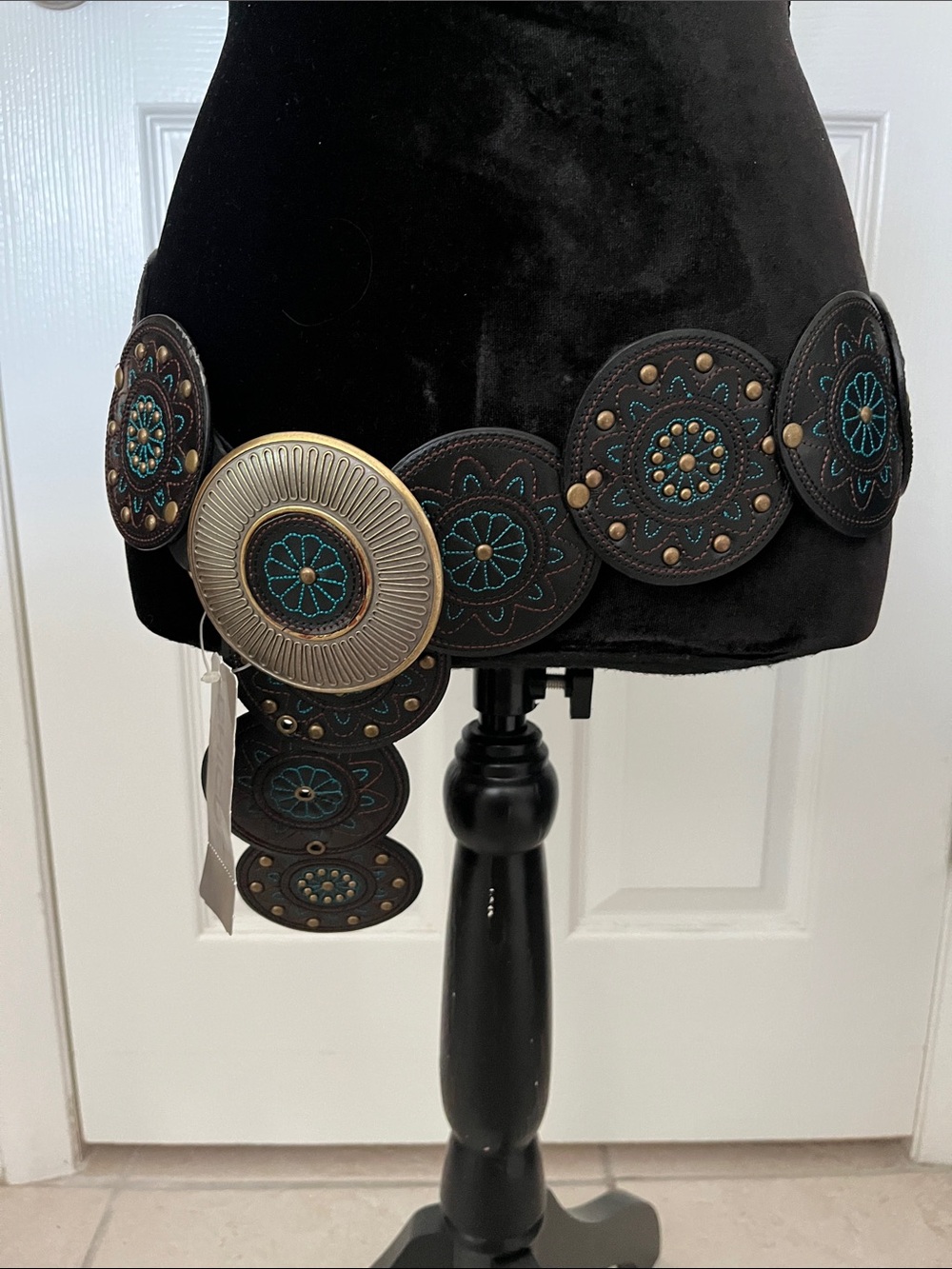 Chico’s VTG  NWT Mesa slouch belt black teal leather conchos brass round buckle - Picture 2 of 11